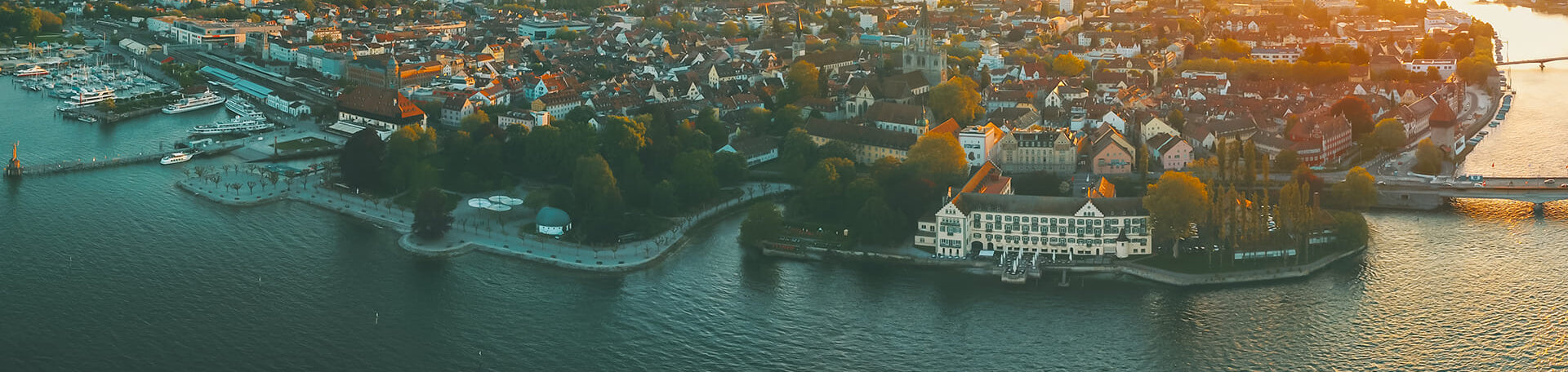 Konstanz und der Bodensee von oben bei Sonnenuntergang