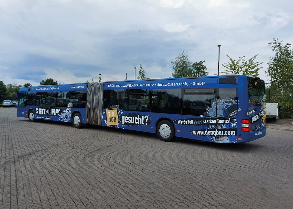 Gelenkbus mit Arbeitgeberwerbung von denqbar und dem TOP JOB-Siegel neben dem Schriftzug „gesucht?“