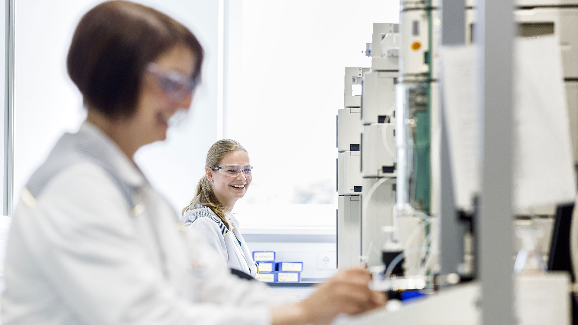 Zwei Frauen im Labor bei der Arbeit am Mikroskop