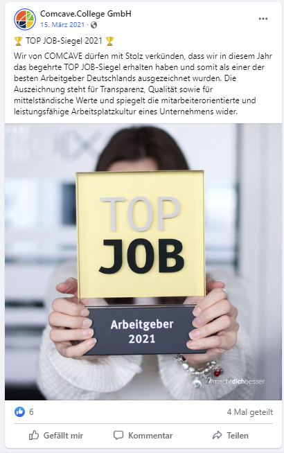 Facebook-Beitrag von Comcave.College zum TOP JOB-Siegel 2021: Eine Frau hält die Trophäe Arbeitgeber 2021 vor ihr Gesicht