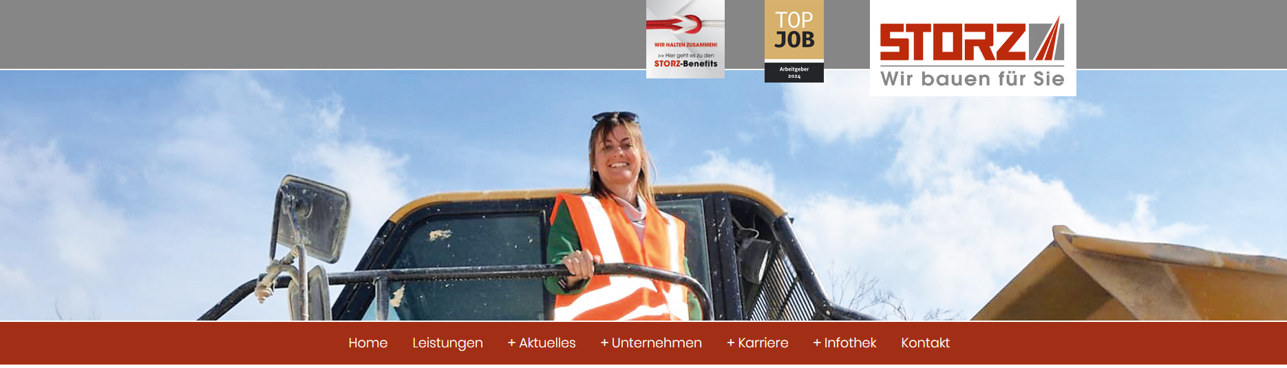 Kopfbereich der STORZ-Website: TOP JOB-Arbeitgebersiegel 2024 neben dem Logo, Frau in Warnweste auf einem Baufahrzeug