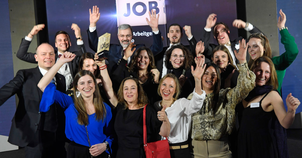 Die Mitarbeiter von Teambank jubeln bei der TOP JOB-Preisverleihung