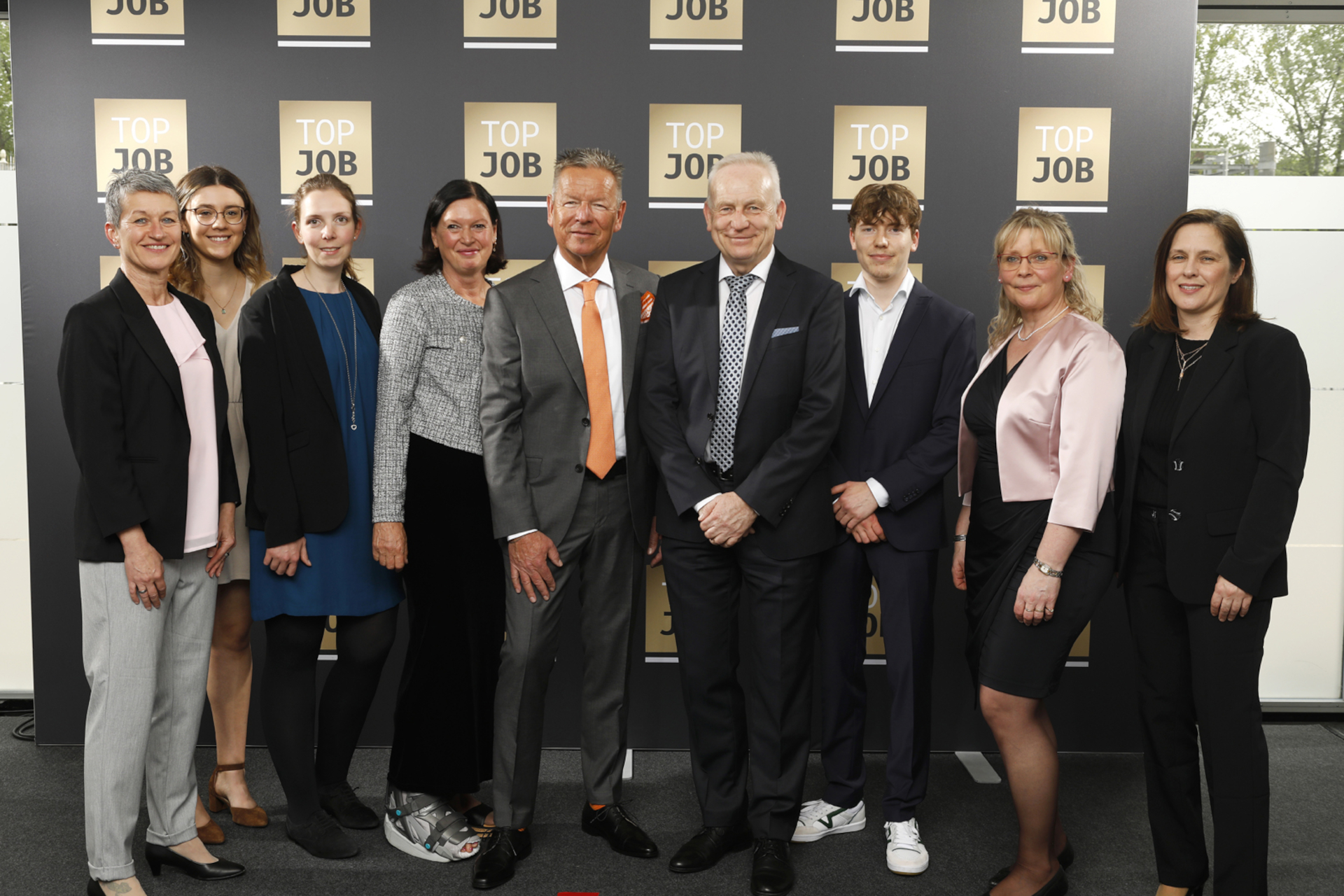 Das Endress+Hauser Team vor der TOP JOB-Logowand