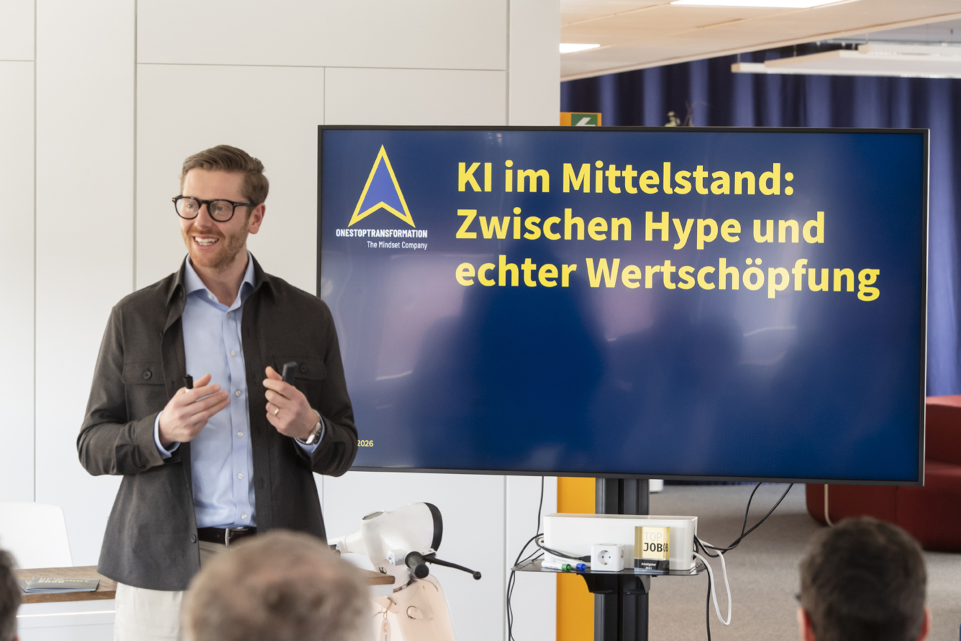 Julian Knorr, CEO von ONESTOPTRANSFORMATION, hält bei TOP JOB-Insights seine Keynote zu KI im Mittelstand