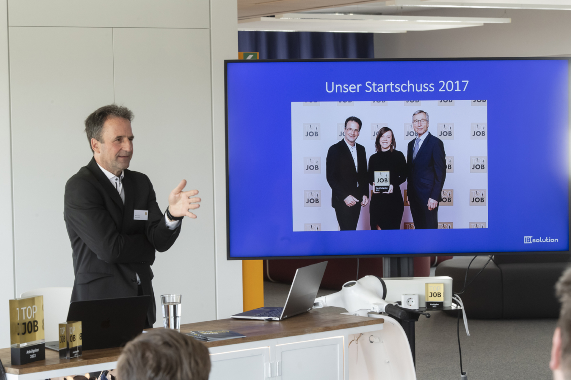 Oliver Donner, Geschäftsführer der IBsolution GmbH, bei TOP JOB-Insights vor einer Folie zur TOP JOB-Auszeichnung 2017