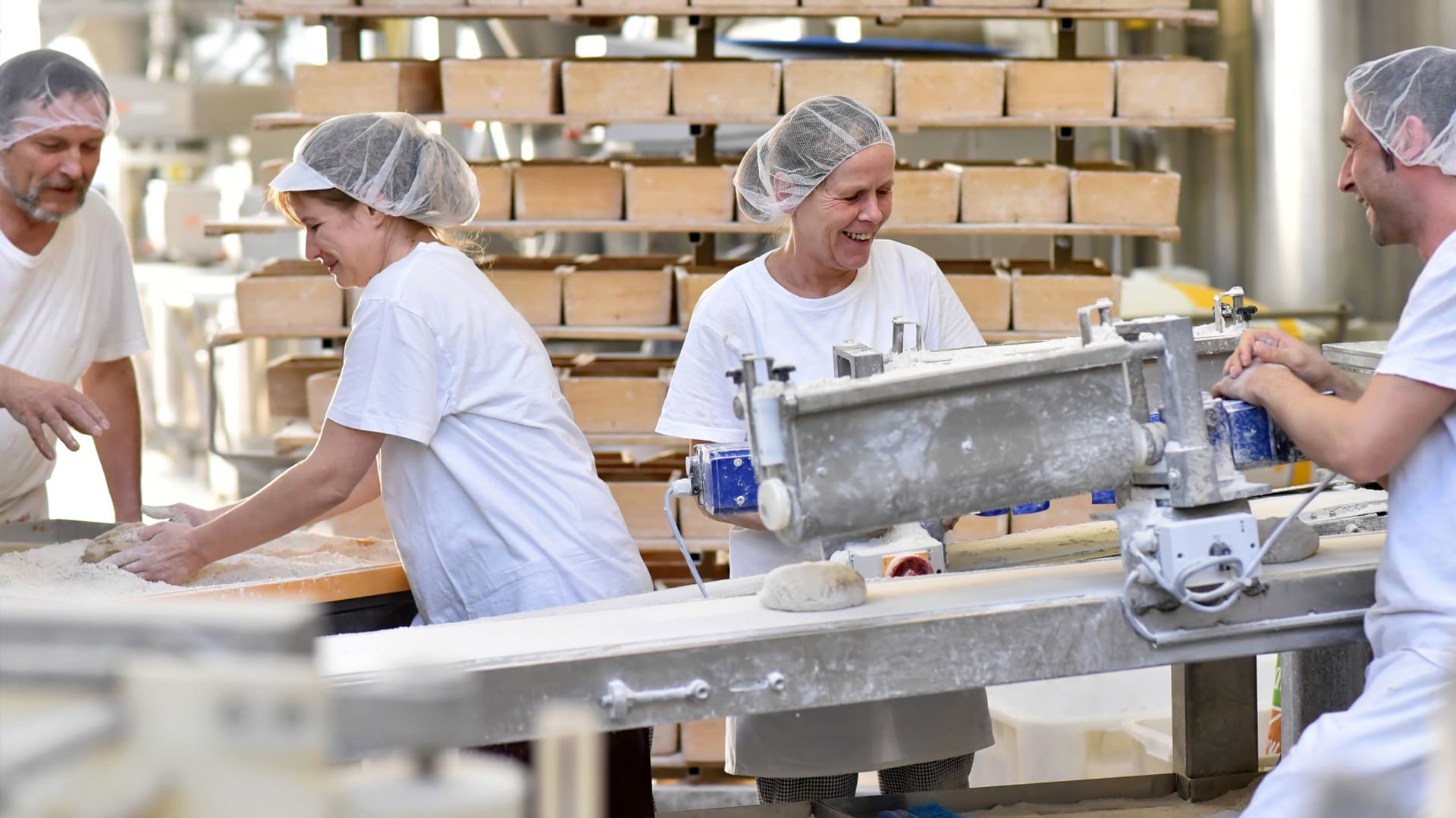 Zufriedene und produktive Mitarbeiter in der Produktion
