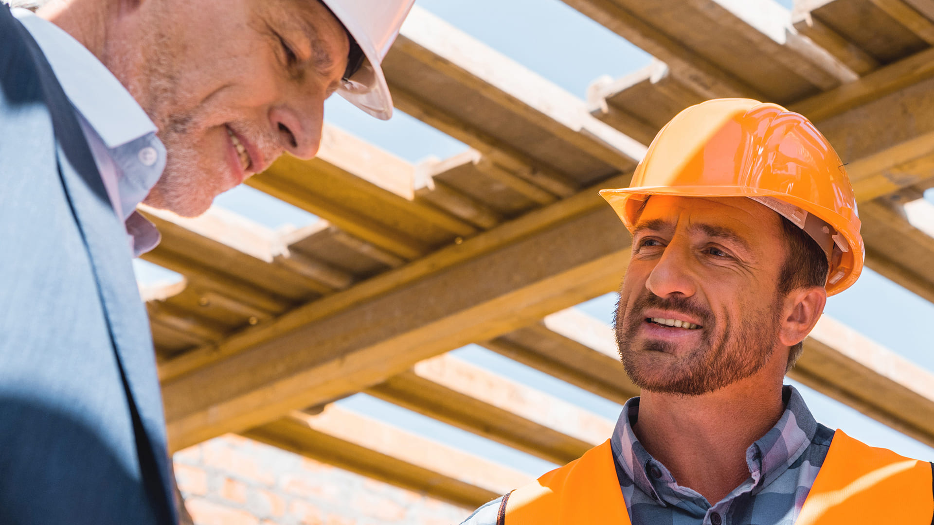Mitarbeiter und Führungskräfte auf der Baustelle