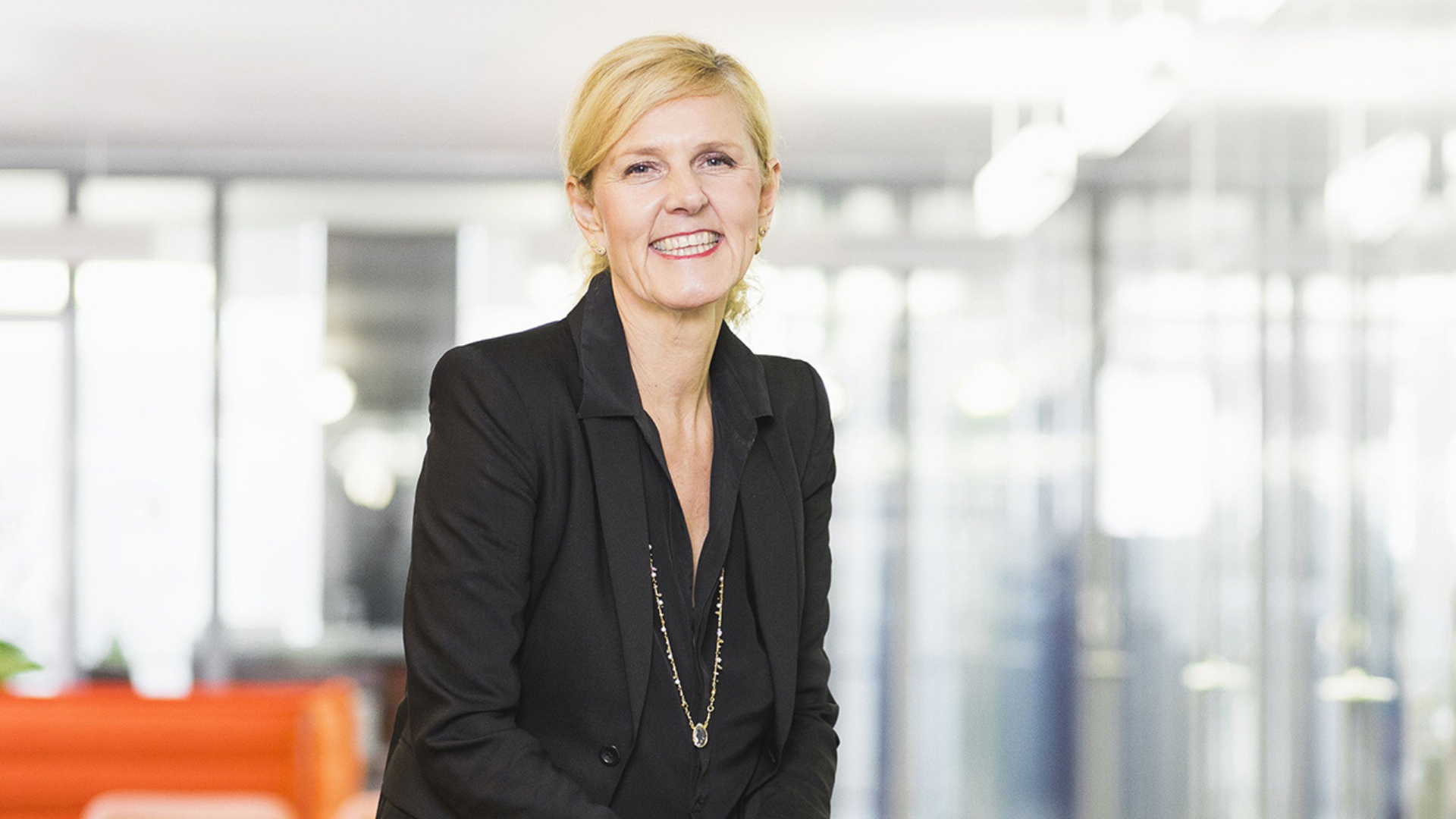 Prof. Dr. Heike Bruch, wissenschaftliche Leiterin von TOP JOB, lächelnd im schwarzen Blazer in einem hellen Büro